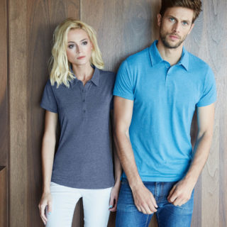  Image principale avec un homme et une femme portant le polo jersey fit look chiné