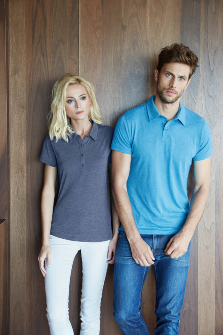  Image principale avec un homme et une femme portant le polo jersey fit look chiné