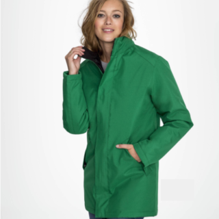 Image présentation d'une femme portant la Parka à capuche unisexe de couleur verte